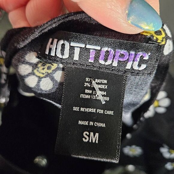 Hot Topic Daisy Skull Front Knot Top - Picture 8 of 8